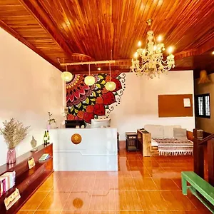 https://la-casa-hostel.hotelsluangprabang.com